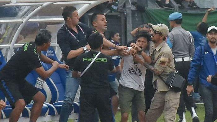 Oknum Bobotoh Serang Pelatih Persib Bandung
